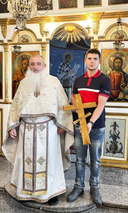 Дърворезбар дари кръст на параклис „Свети Георги“